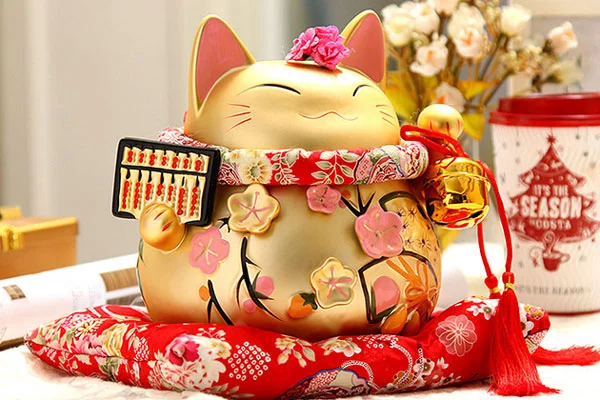 Mèo thần tài là biểu tượng phong thủy được tin rằng mang lại may mắn, tài lộc.