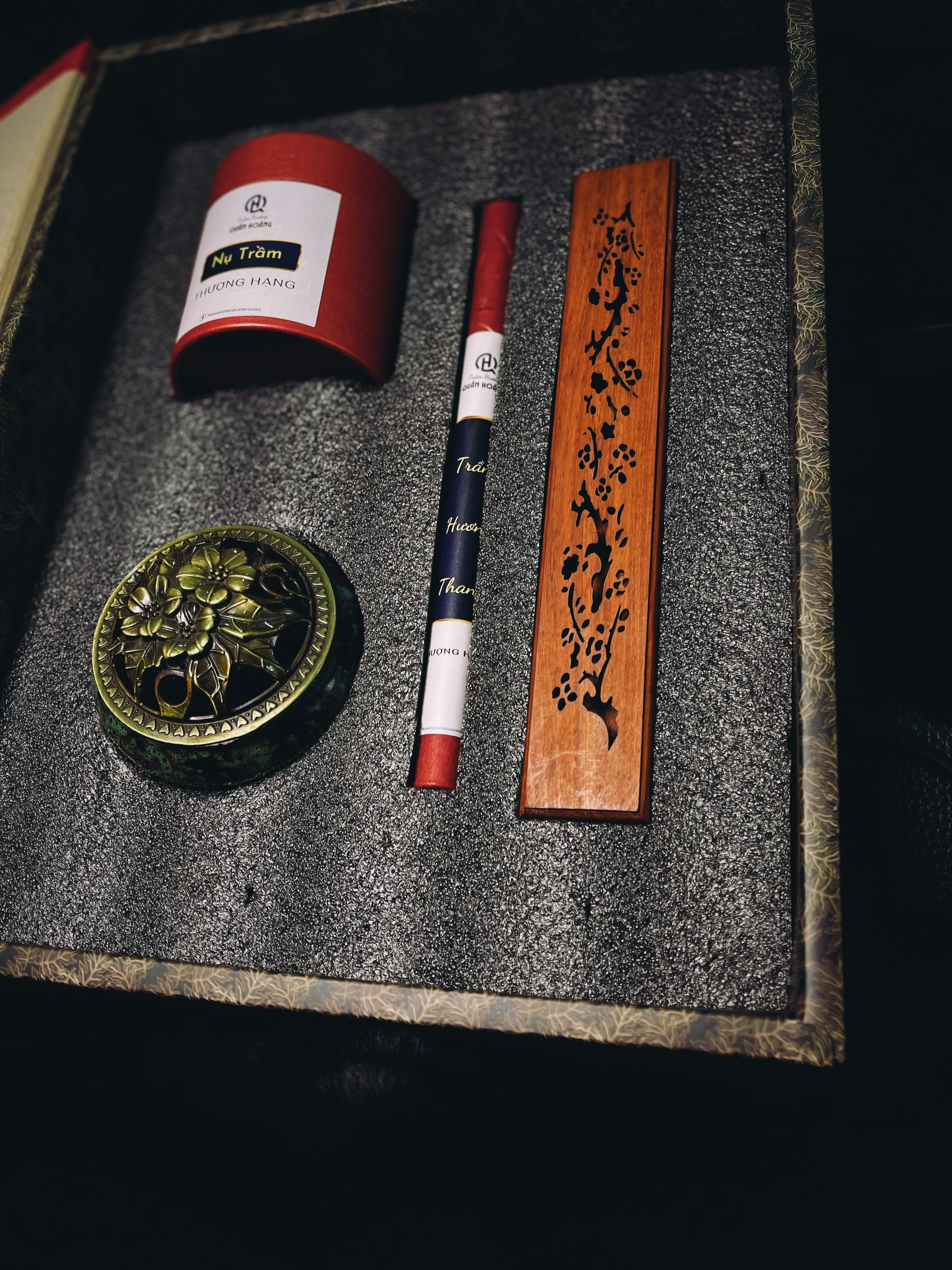 Trầm hương xông đốt